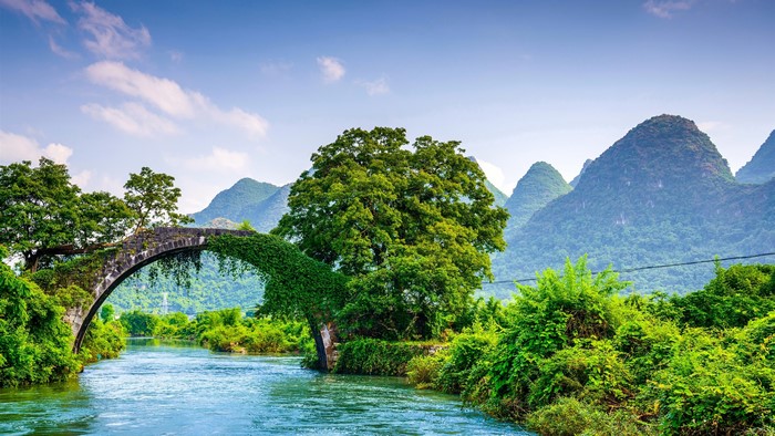 4K Guangxi Guilin Stone Bridge over River with Mountains