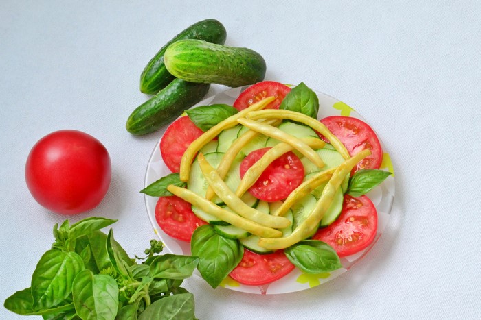 Salad with tomatoes, cucumbers, basil, and green beans