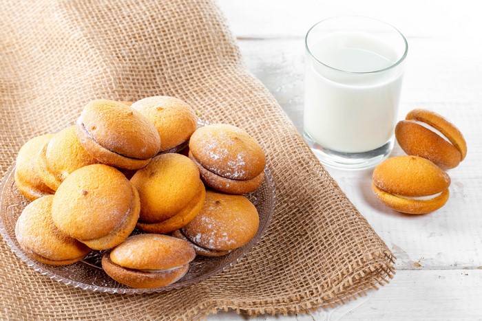 Cookies with powdered sugar and milk