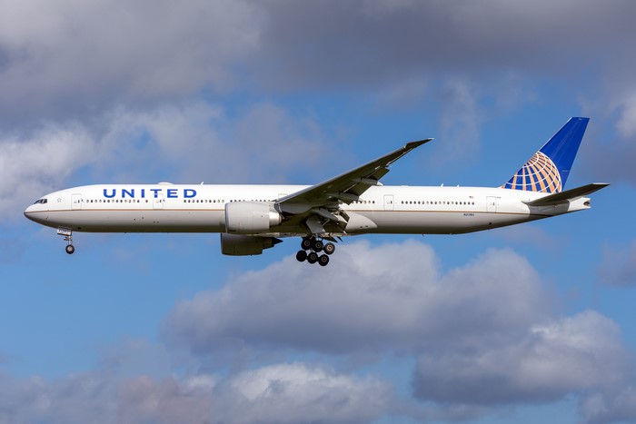 United Airlines Boeing 777-300ER landing