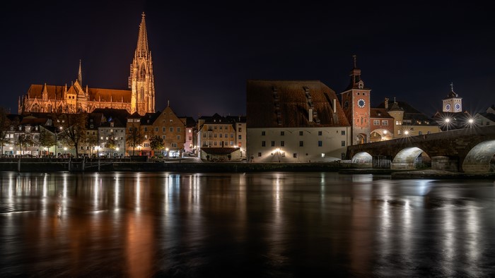 4K Regensburg Bridges and River at Night