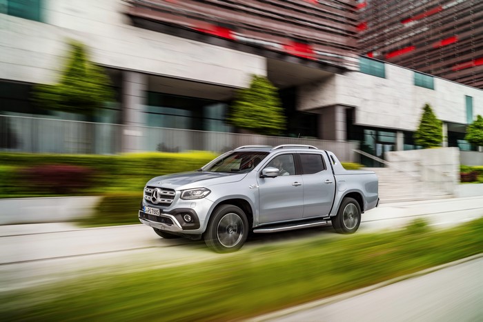 4K 2018 Mercedes-Benz X-Class Pickup in Motion