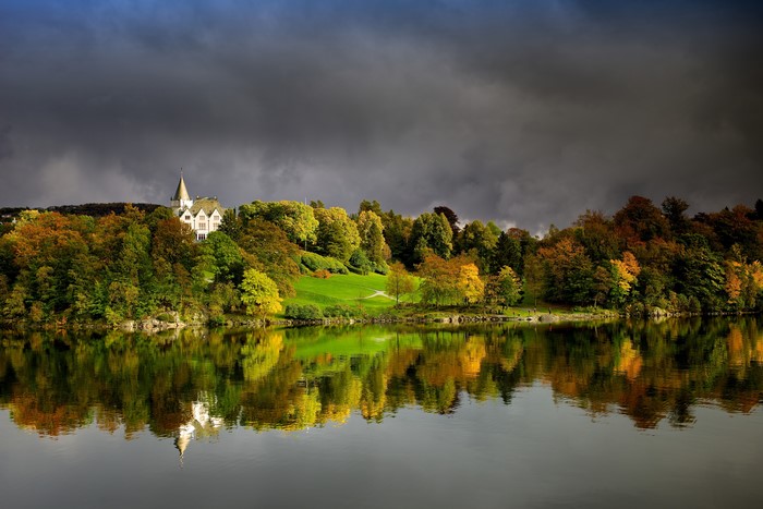 4K Autumn View of Gamlehaugen in Bergen, Norway
