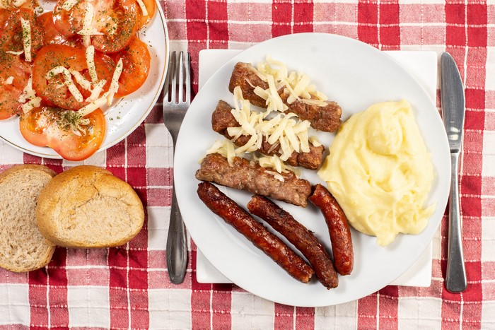 Sausages with mashed potatoes and tomato salad