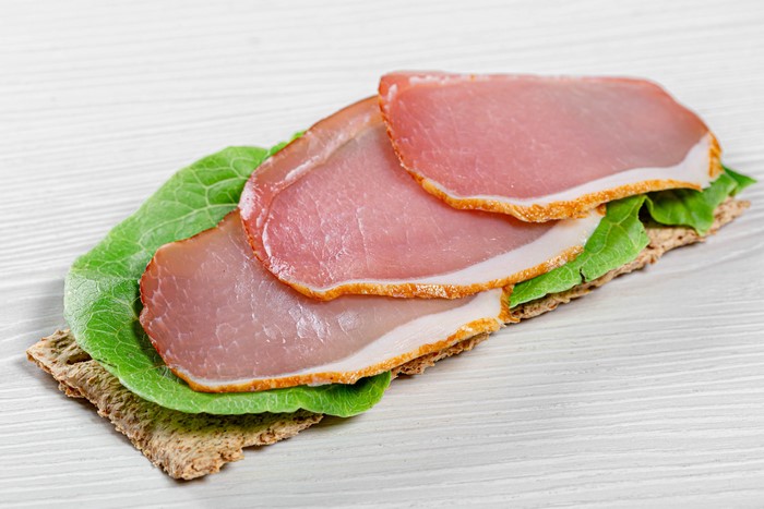 Crispbread with lettuce and sliced ham