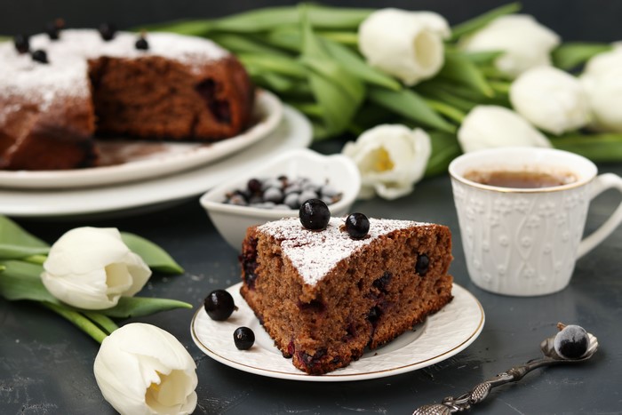 Chocolate cake with currants and tea