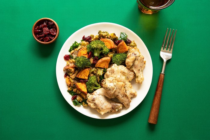 Chicken wings with roasted vegetables and cranberries