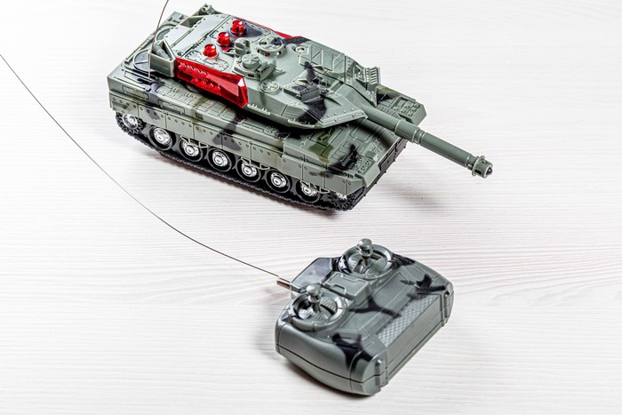 Toy remote control tanks with controller