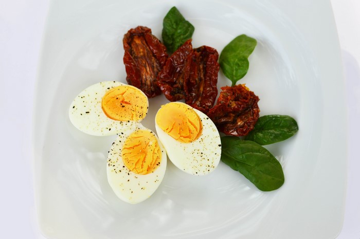 Hard-boiled eggs with sun-dried tomatoes and spinach
