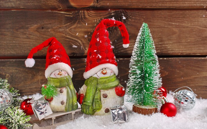 Christmas snowmen with gifts and trees