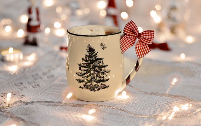Christmas mug with tree and bow