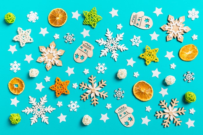 Christmas decorations: snowflakes, mittens, stars, and oranges