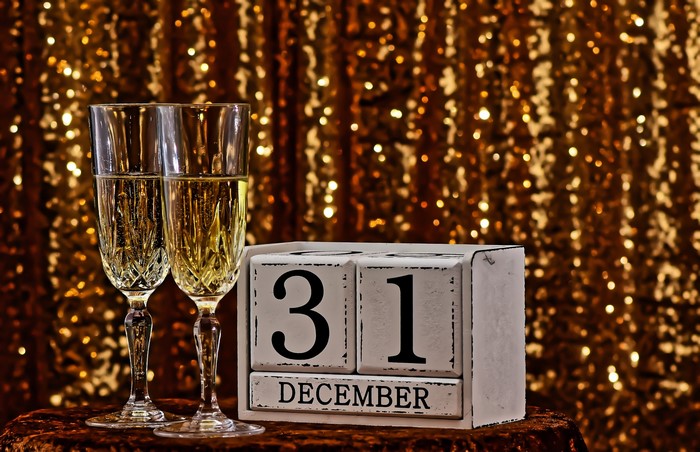 Champagne glasses and December 31st calendar