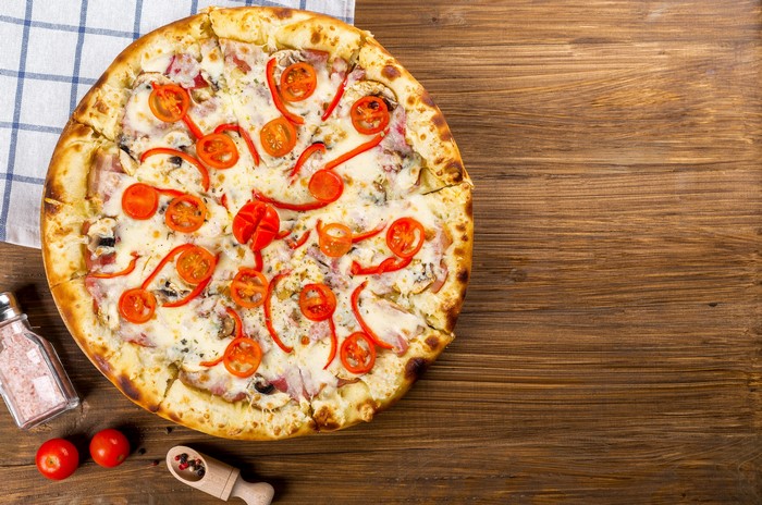 Pizza with bell peppers and tomatoes