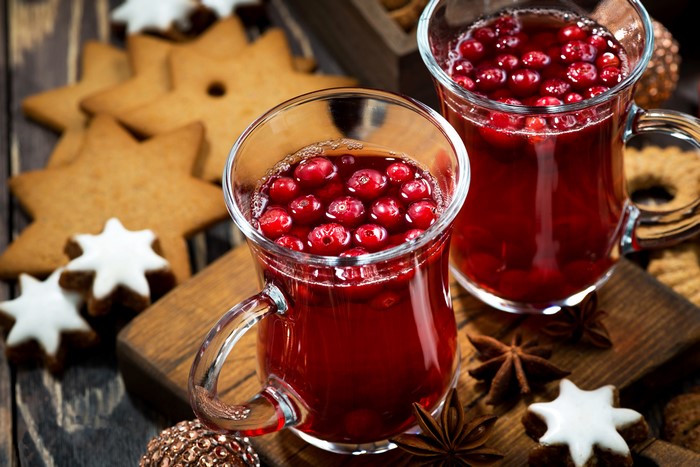 Christmas berry drinks with star anise and cookies