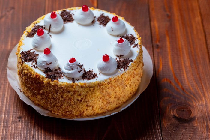 Round cake with white frosting and chocolate shavings