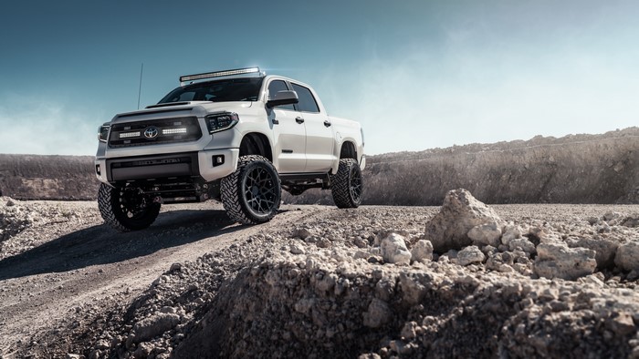 White Toyota Tundra 2019 Pickup Truck