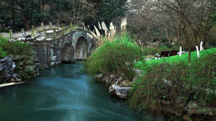 Bridge over river in Bay Park Prince, Hangzhou, China