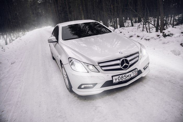 4K White Mercedes-Benz E-Class Coupe on Snowy Road