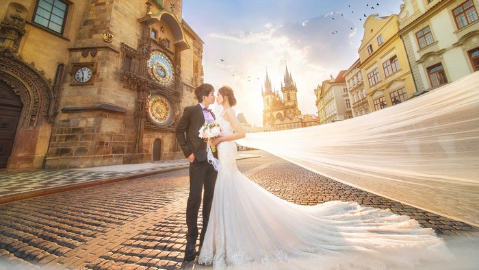 Wedding Couple at Prague Astronomical Clock