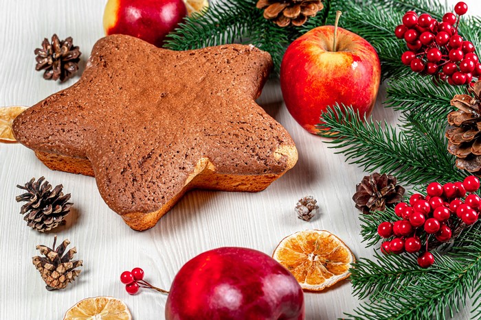 Christmas Star Cake with Apples and Pine Cones