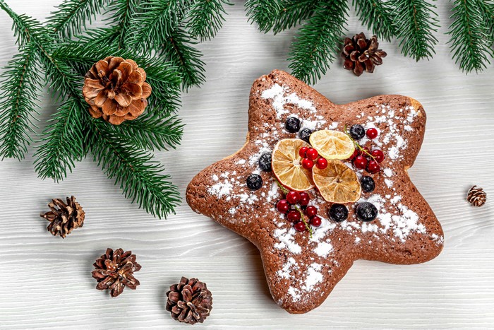 Star-shaped cake with berries and pine cones