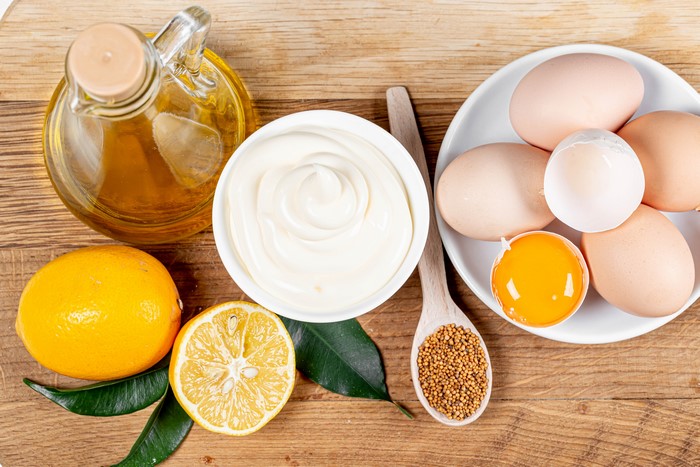 Mayonnaise ingredients: eggs, lemon, oil, mustard seeds