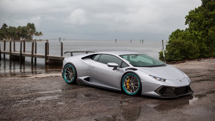 4K Grey Lamborghini Huracan by the Water