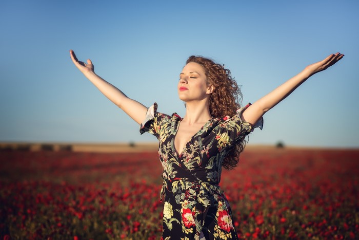 4K Alba Morales in Poppy Fields