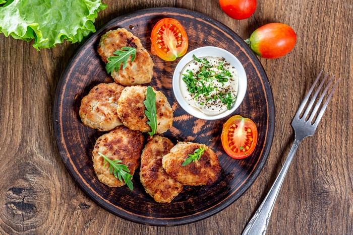 Frikadeller with tomatoes and mayonnaise on a plate