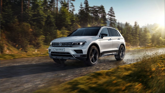 4K White Volkswagen Tiguan Offroad in Motion