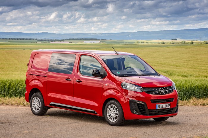 Red Opel Vivaro CrewVan 4K