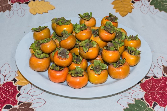 A plate full of persimmons