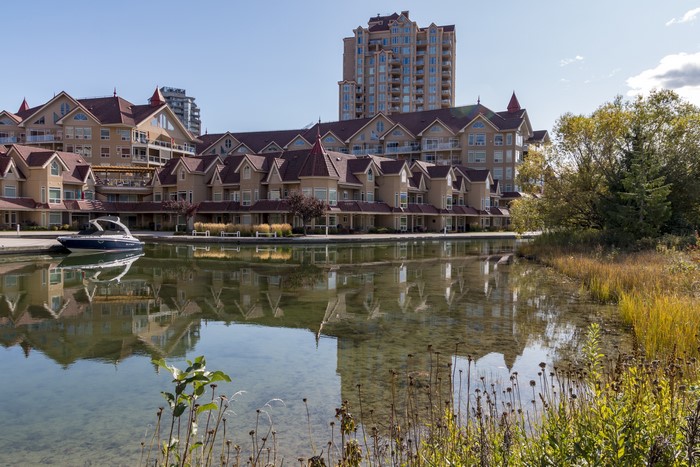 Apartment buildings and a motorboat on a lake in Kelowna, Canada