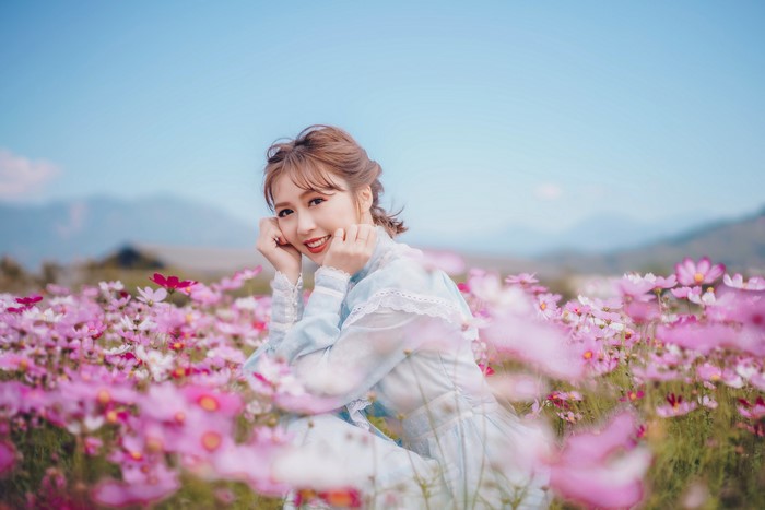 4K Sitting Woman in Pink Flower Grasslands