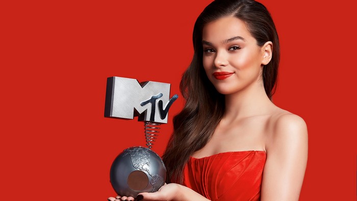 Hailee Steinfeld holding MTV award