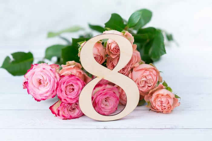 Wooden number 8 with pink roses