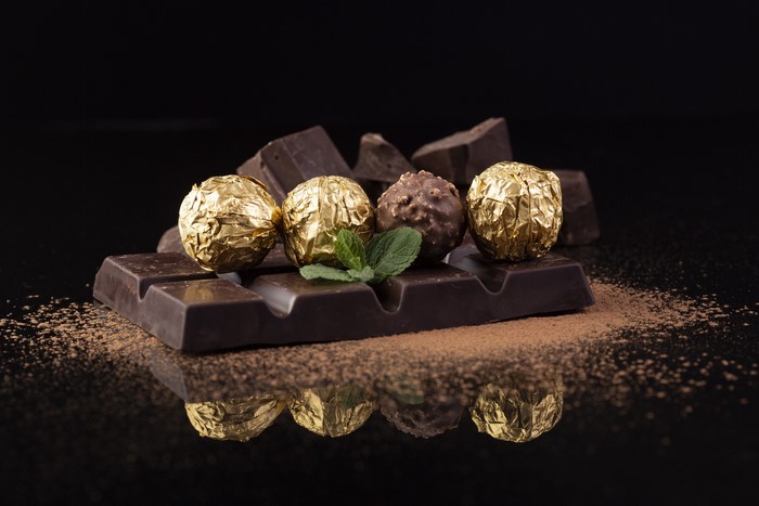 Chocolate bar with Ferrero Rocher candies and mint
