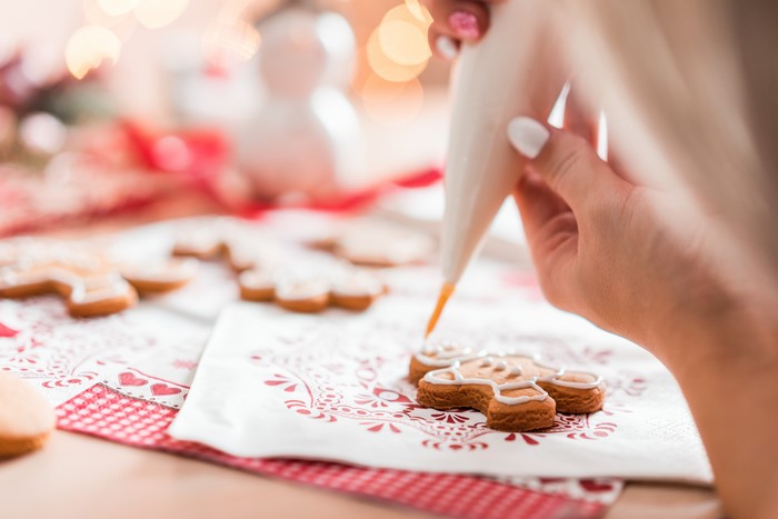 Decorating Christmas Cookies with Icing