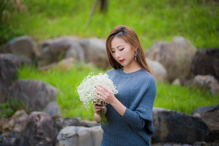Woman holding a bouquet of white flowers