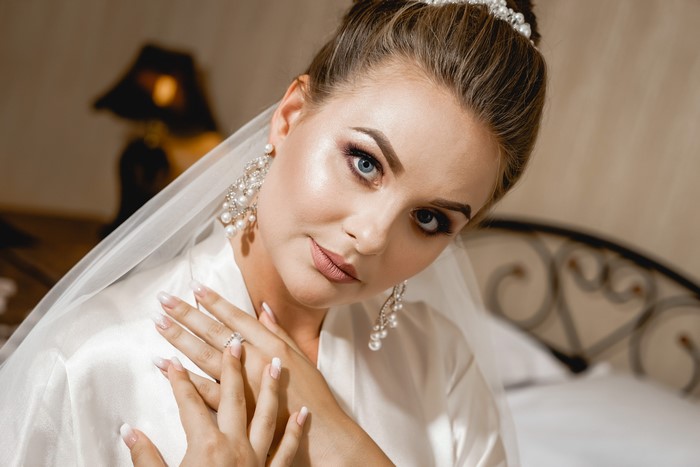 Bride with pearl earrings and veil