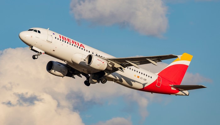 Iberia Airbus A320-214 taking off