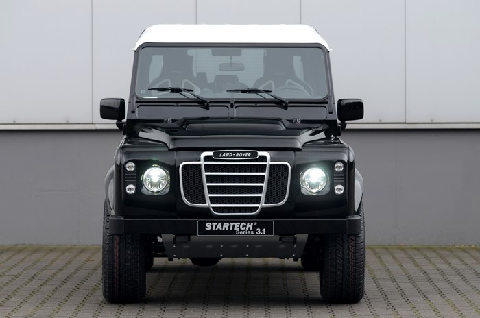 4K Black Startech Series 3.1 Land Rover Defender Front