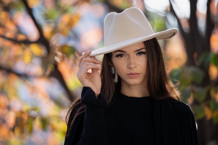 Daniela wearing a hat, autumn background