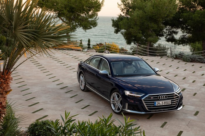 4K 2019-20 Audi S8 Metallic Black