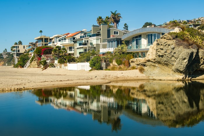 Houses on a cliff overlooking the ocean in Laguna Beach, California
