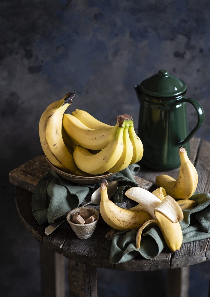 Still life with bananas and a green kettle
