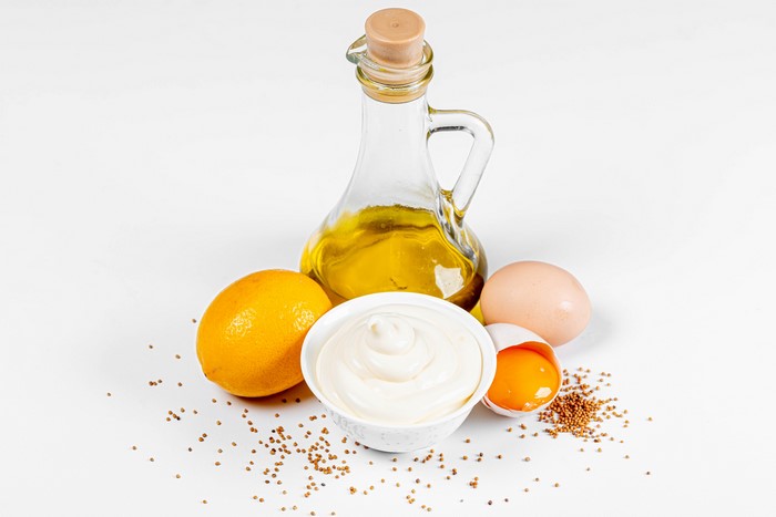 Mayonnaise ingredients: eggs, lemon, oil, mustard seeds