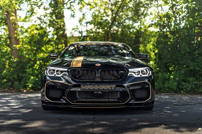 4K Black Manhart V8 F90 MH5 700 BMW