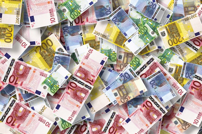 Euro banknotes: 10, 50, 100, 200
